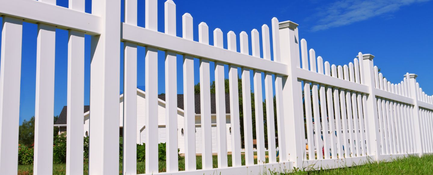 white vinyl fence on a neighborhood flossmoor il